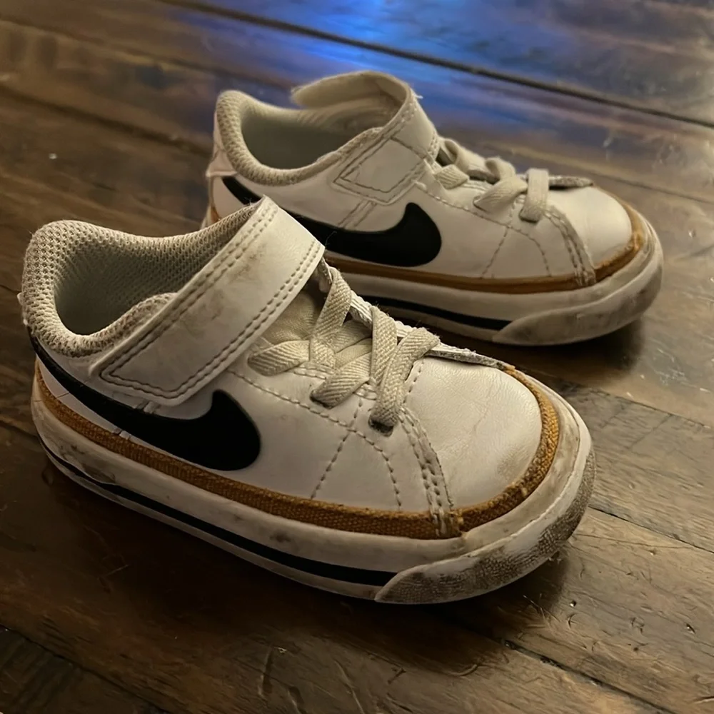Size 5 Play condition Nike Court Legacy Sneakers